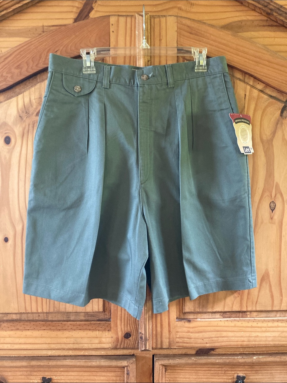 Lee Wrinkle Resistant Relaxed Fit olive green pleated shorts size 18 - NWT